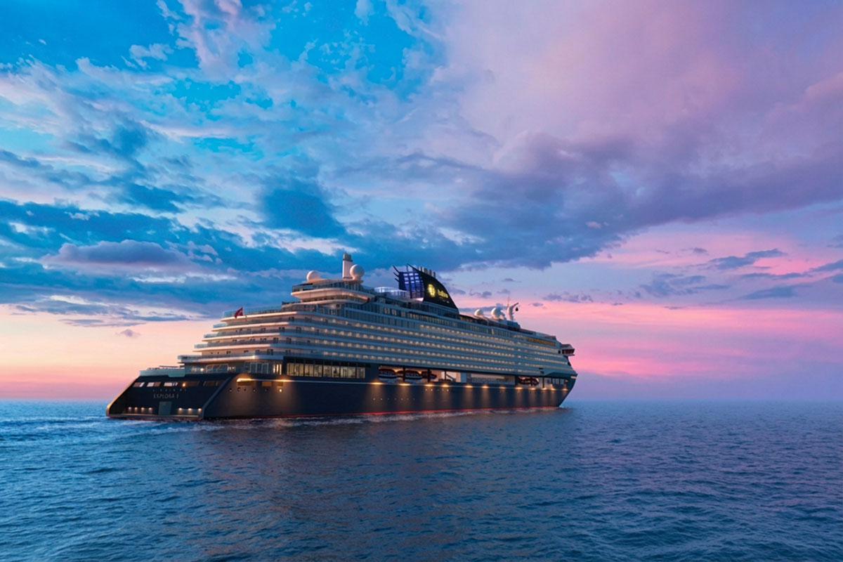 Gün batımında açık denizde bir cruise yolculuğu