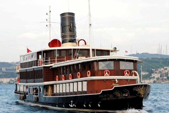 İstanbul Boğazı’nda seyreden Halas gemisi